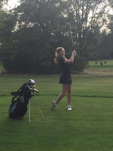 Marielle Raterink admiring her drive